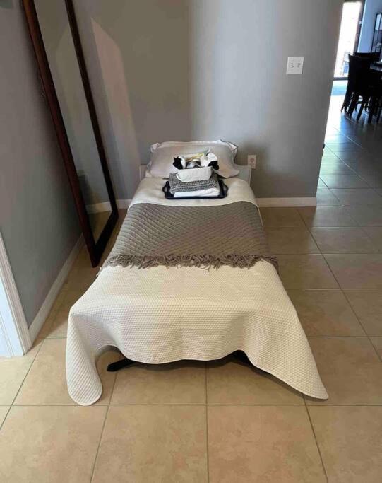 קייפ קורל Debbie'S 3-Bedroom Apartment In A Duplex מראה חיצוני תמונה