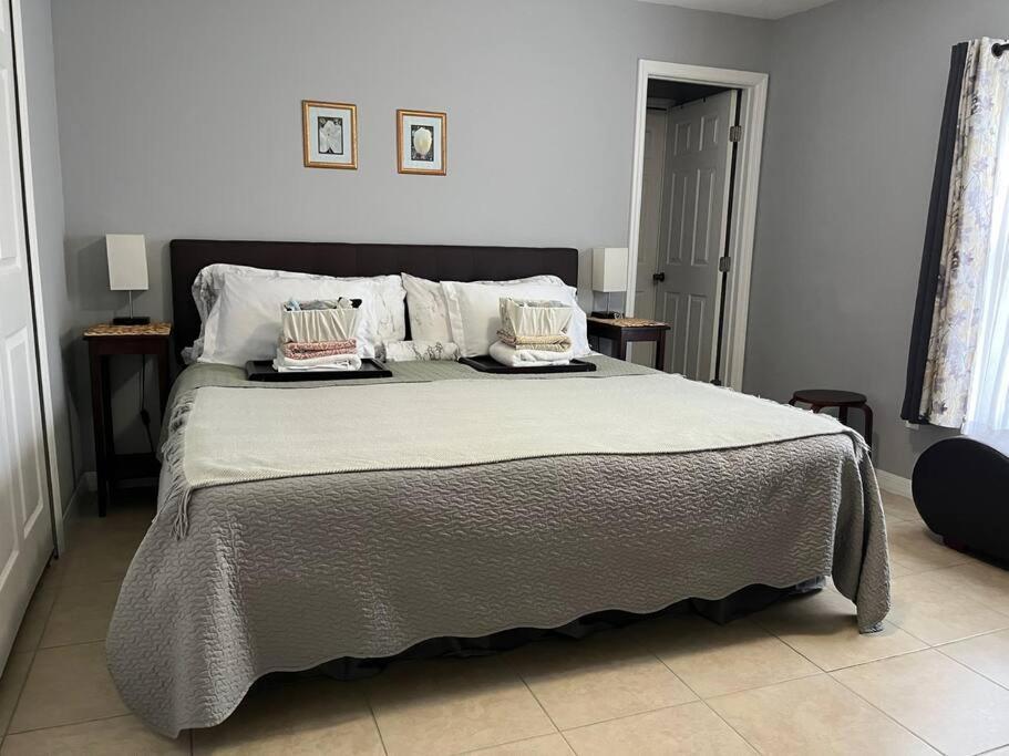 קייפ קורל Debbie'S 3-Bedroom Apartment In A Duplex מראה חיצוני תמונה